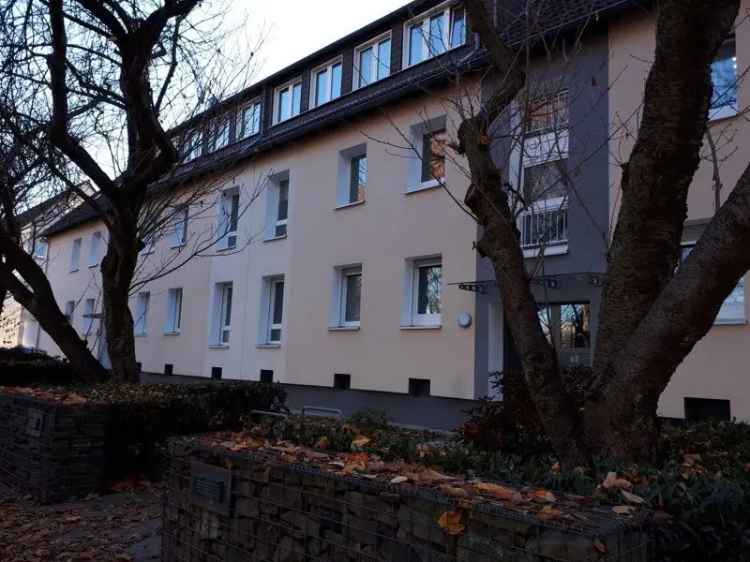 Zentrale, einzugsfertige  3-Raum-Wohnung mit Südbalkon mit Blick ins Grüne