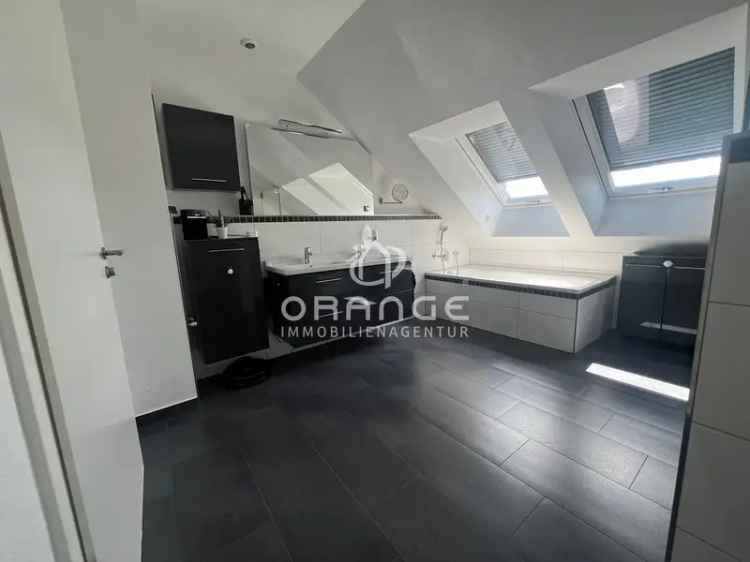 *** Exklusive 4,5-Zimmer-Wohnung in S-Bahnnähe mit                            Balkon und TG-Stellplatz ***