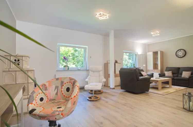 Traumhaft gelegen und mit hohem Wohnkomfort: Hochwertig ausgestattete Wohnung mit zwei Schlafzimmern, PKW-Stellplatz u.v.m.