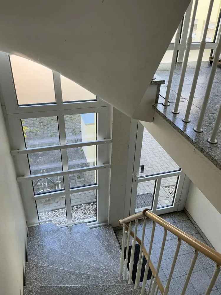 Bezugsfreie, renovierte 3Zi-DG-Terassen-Wohnung
