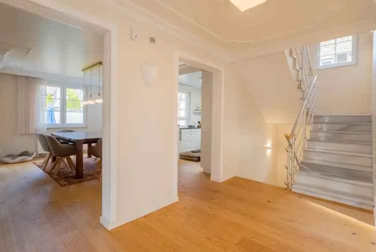 Familienhaus Stuttgart M

269m² 5 Zimmer Garten