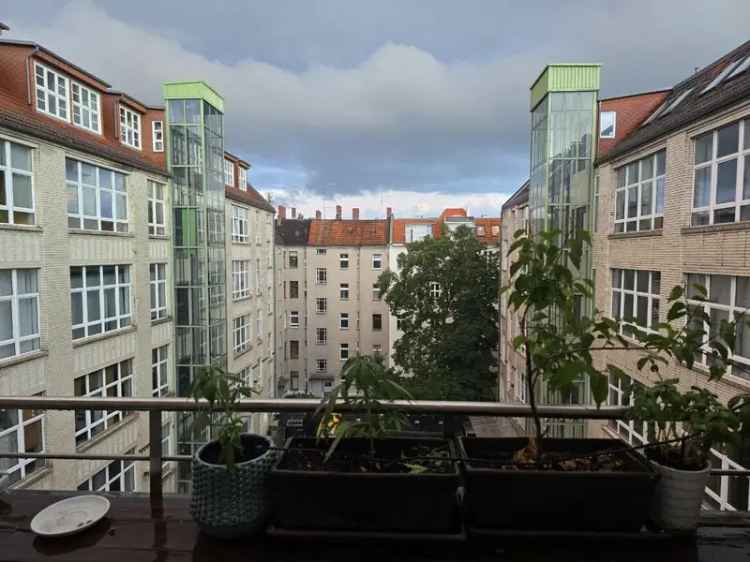 Helle Wohnung mieten in Neukölln Berlin mit Südbalkon und modernen Fenstern