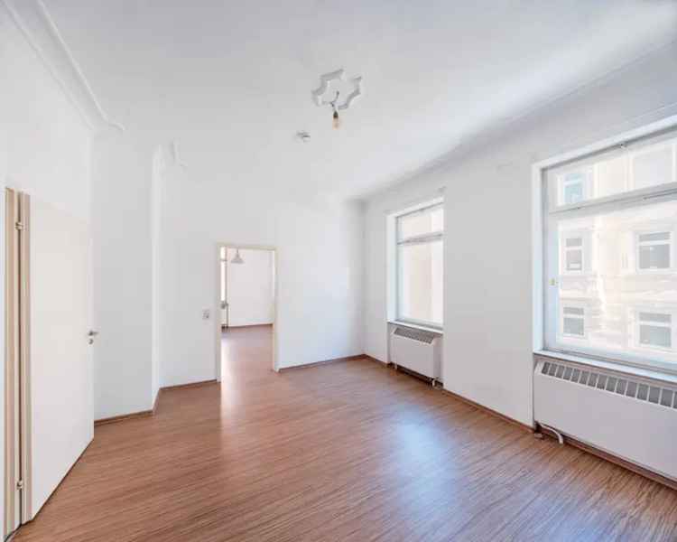 Charmante Altbauwohnung mit über 3 Meter Deckenhöhe & Balkon