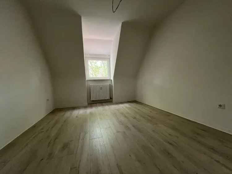 Klein, aber fein: sanierte 2,5-Raum Dachgeschosswohnung erwartet Sie!