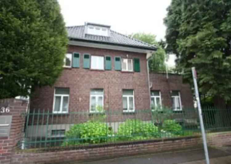 Haus kaufen in Köln Weiden mit zwei Garagen und guter Anbindung