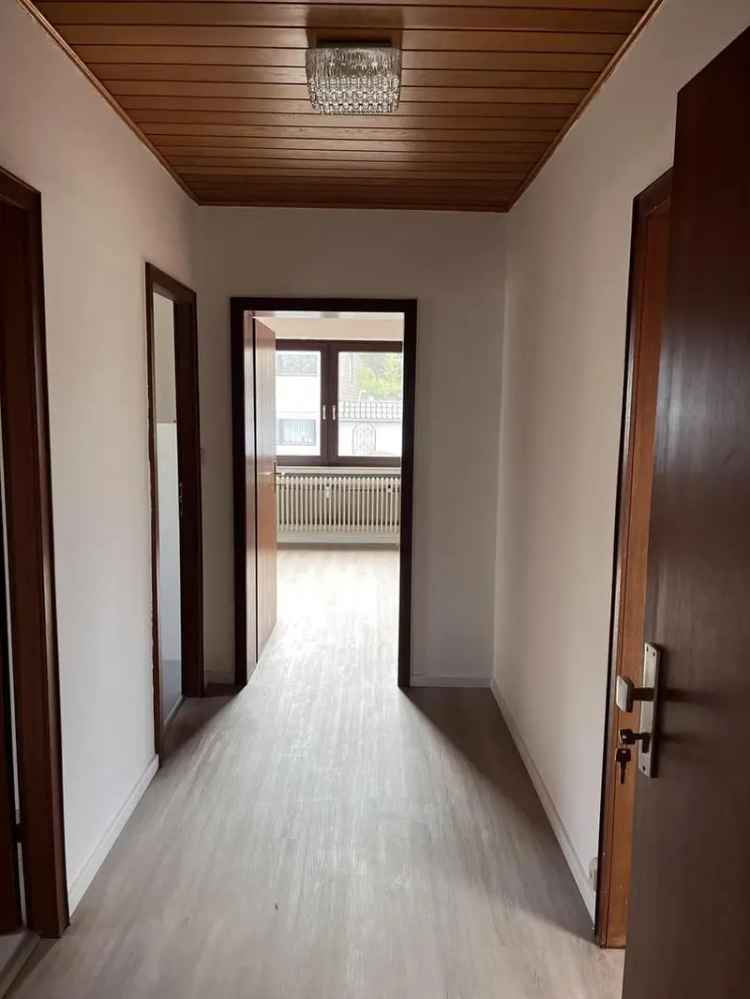 Schöngeschnittene vollrenovierte Dachgeschosswohnung mit EBK