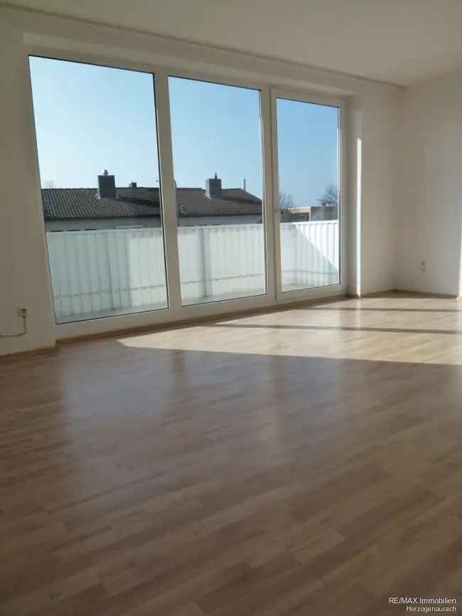 Helle 4-Zimmer-Wohnung mit Balkon,
Einbauküche und Garage