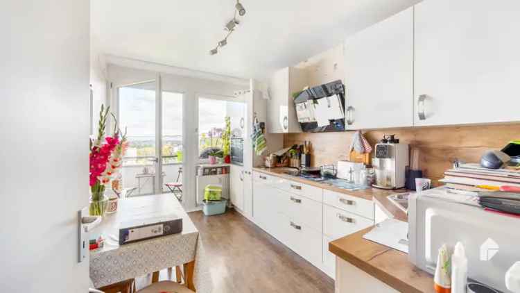 Großzügige, helle 2-Zimmer-Wohnung mit Weitblick & umlaufendem Balkon im sanierten Mehrfamilienhaus