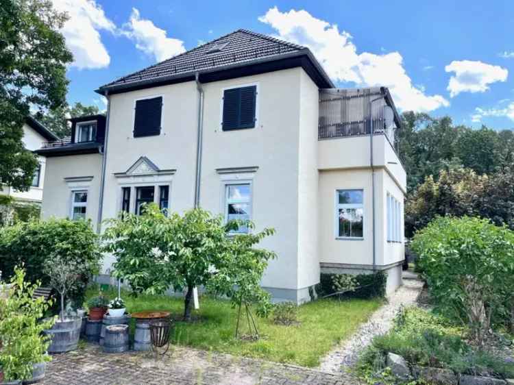 Zweifamilienhaus mit Einliegerwohnung auf großem Grundstück, direkt am Rand der Dresdner Heide!