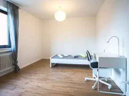 WG-Zimmer (33.95 m²) zur Miete in Düsseldorf (Kölner Landstraße 350a, 40589 Dusseldorf, Germany) - immosurf.de