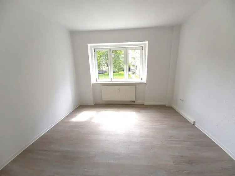 Eine 3 Raumwohnung mit Balkon wartet auf neue Bewohner