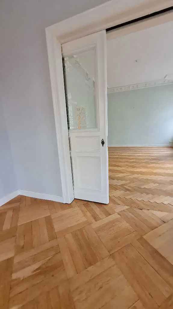 *Wunderschöne modernisierte Altbauwohnung mit Balkon  und  Garten am Karlplatz* Teilgewerbe möglich *