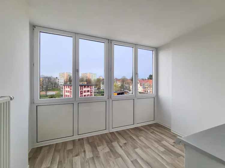 500 € fürs neue Zuhause*: frisch renovierte 3 ZimmerWE mit Wintergarten & Ausblick