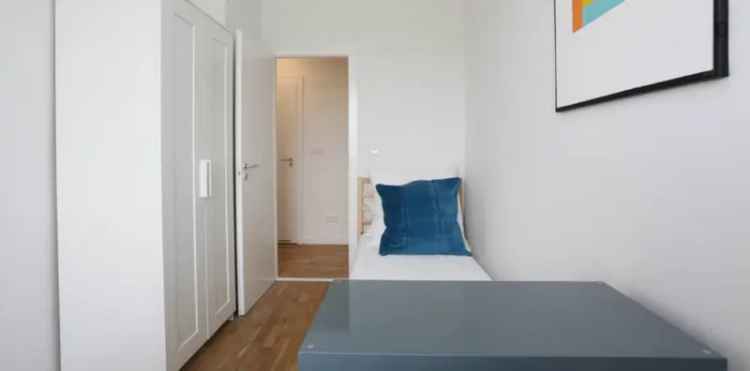 Einbettzimmer in 4-Schlafzimmer Wohnung