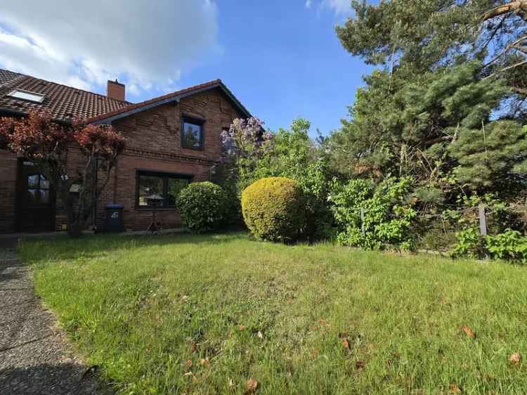 Familienfreundliches Mittelreihenhaus mit großem Garten und zwei Garagen