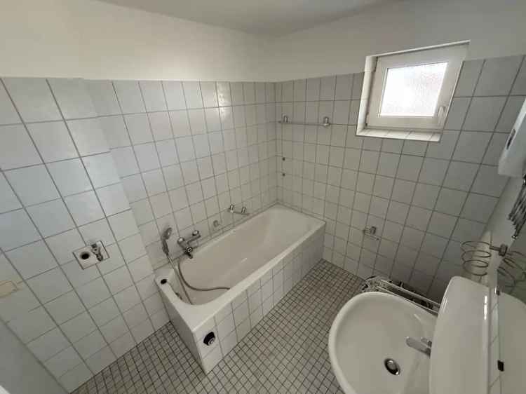 Schöne 2-Zimmer-Dachgeschosswohnung mit Einbauküche sucht neuen Mieter