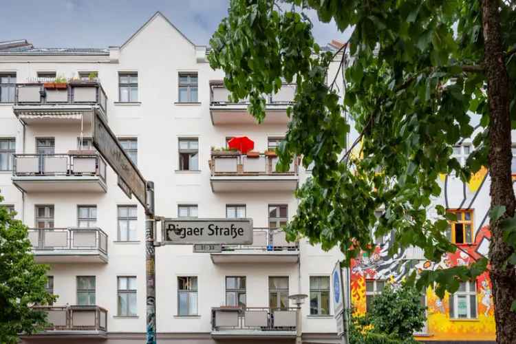 Ganz oben, ruhig und hell. Vermietete Einzimmerwohnung in Berlin-Friedrichshain.