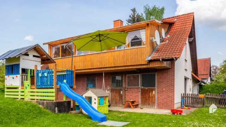 Mehrgenerationenhaus auf großem Grundstück, Terrasse, Garten und Stellplätzen