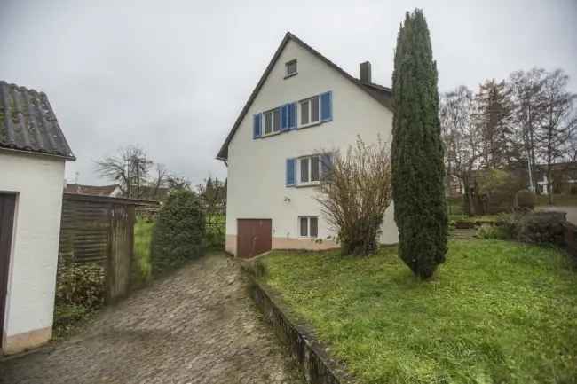 PROVISIONSFREI !
Zweifamilienhaus mit Garten und 3 Garagen