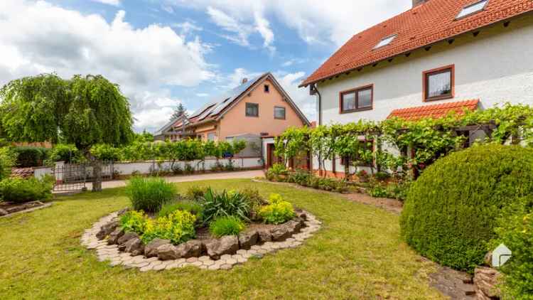 Großzügiges Einfamilienhaus mit 8 Zimmern, EBK und zwei Garagen in Roßtal
