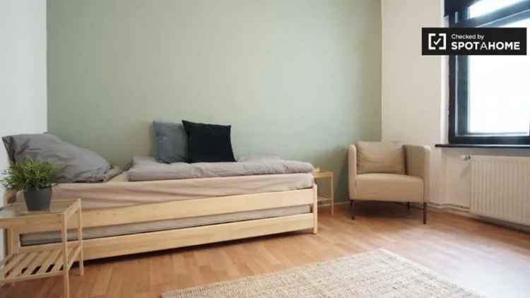 Zimmer zu vermieten in 5-Zimmer-Wohnung, Hochzeit, Berlin