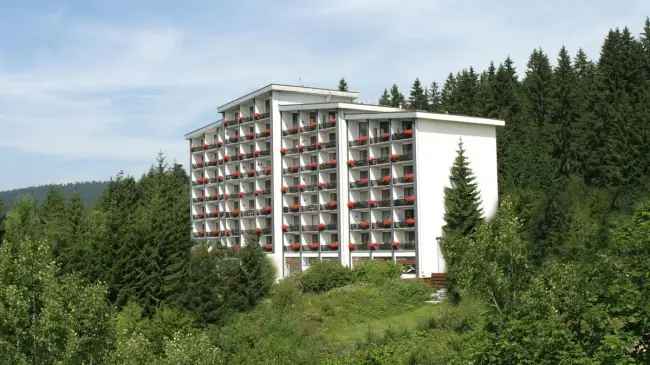 Zwei-Zimmer-Apartment
mit Weitblick über den Bayrischen Wald
Gemeinschaftsanlage mit Pool und Sauna