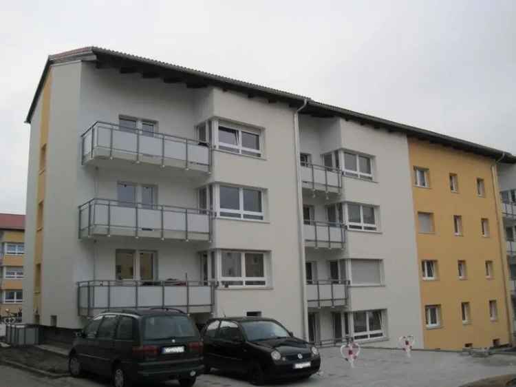 Renovierte 3 - Zimmer Wohnung mit Balkon in modernisierter Wohnanlage!