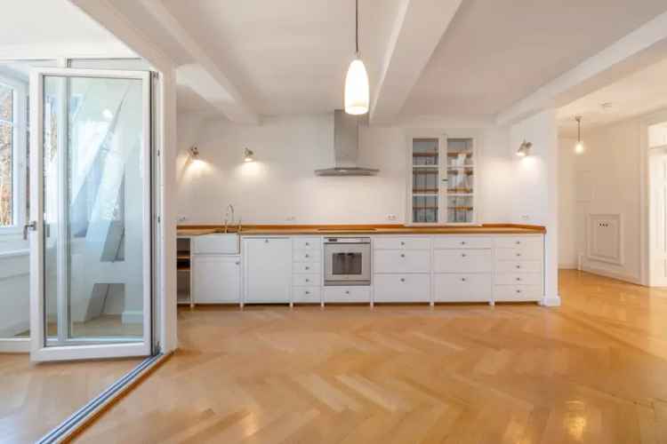 Hinreißende 3-Zimmer-Maisonette in Altbau-Villa mit Blick auf den Schlosskanal