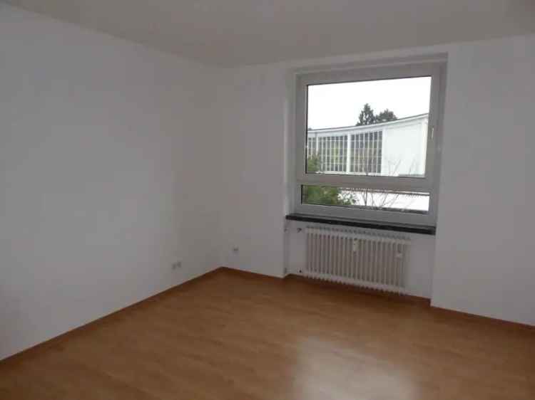 Helle 2 Raumwohnung ruhige Anliegerstrasse Balkon Keller