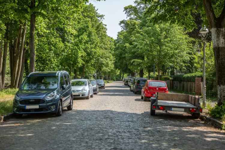 Luxuriöses Zweifamilienhaus in Berlin mit eigenen Gartenanteilen und PKW-Stellplätzen