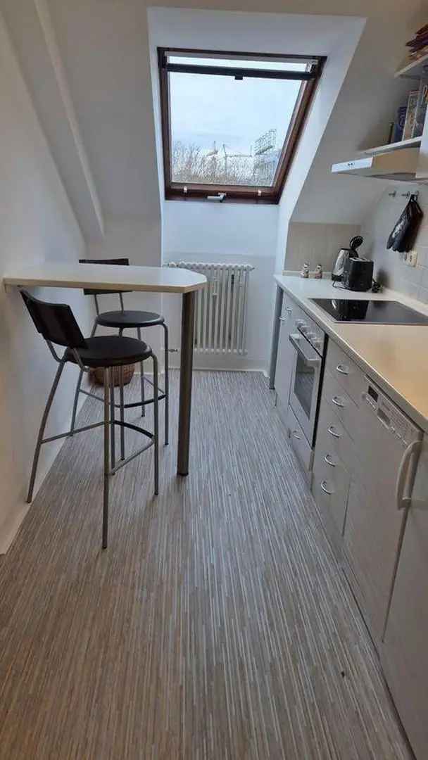 2-Zimmer DG Wohnung mit neuer Küche und Siemens Geräten