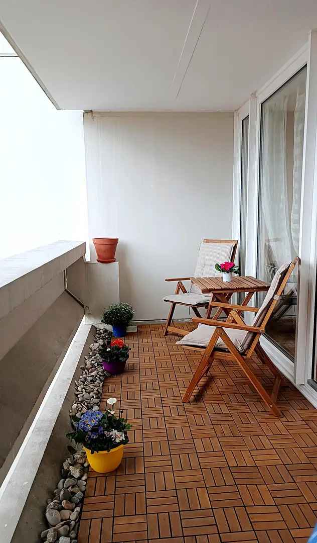 Geschmackvolle, neu renovierte & möblierte 2 Zi., Wohnung, großer Balkon in Olympia/MUC von Privat