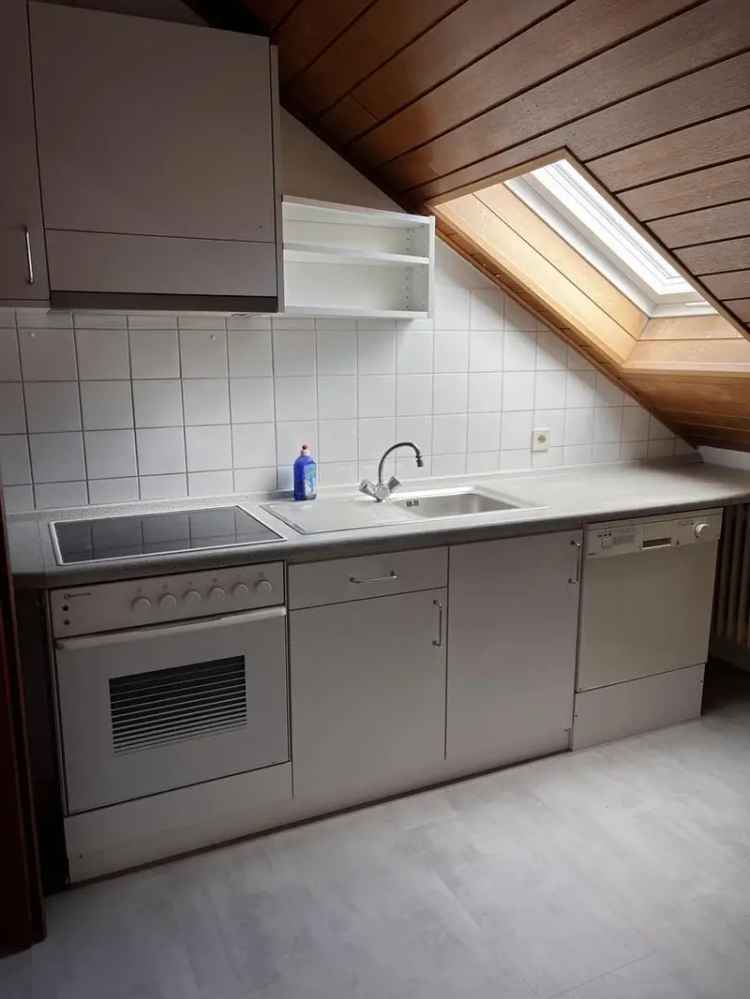 Schöngeschnittene vollrenovierte Dachgeschosswohnung mit EBK
