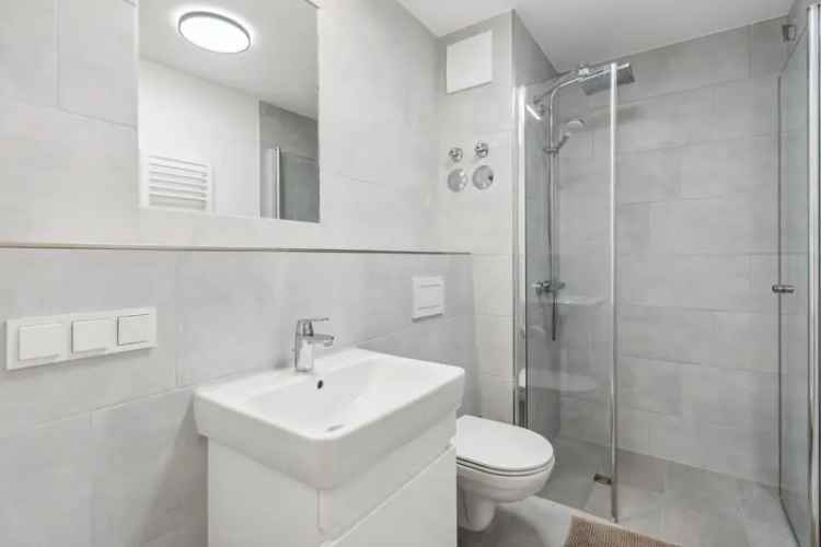 Einbettzimmer in 3-Schlafzimmer Wohnung