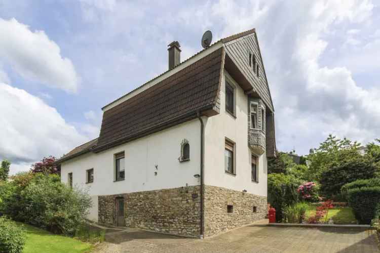 Historisches Anwesen in Traumlage: Charmantes Einfamilienhaus mit Gästehaus und Panoramablick