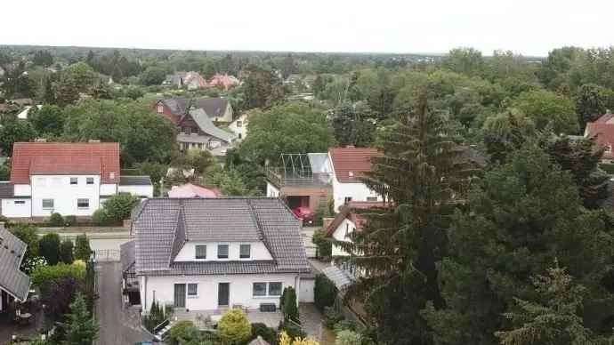 Luxuriöse Doppelhaushälfte in ruhiger Berliner Anliegerstraße