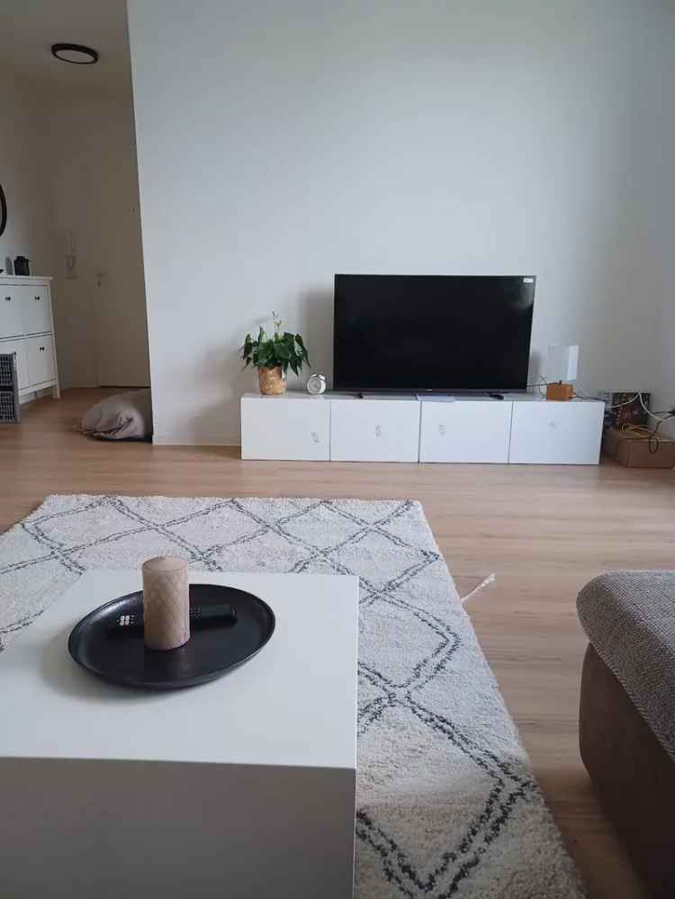 Schicke und geräumige 2-Zimmer-Wohnung mit großem Balkon.