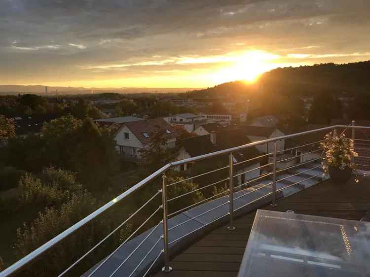 Lichtdurchflutete 4-Zimmer Wohnung mit riesiger Dachterrasse u. unverbaubarem 360 ° Dreiländer-Blick