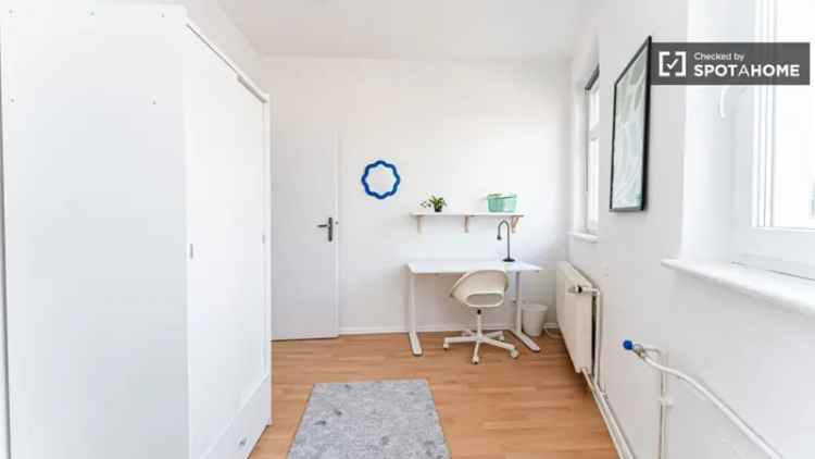 Zimmer in Apartment mit 5 Schlafzimmern in Berlin