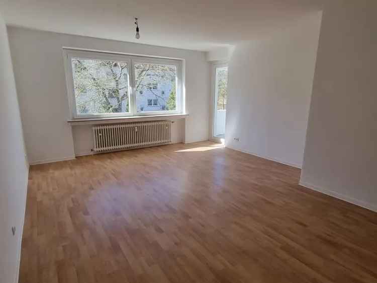 Sofort einziehen: Frisch renovierte 2-Zimmer-Wohnung mit Balkon in ruhiger Lage