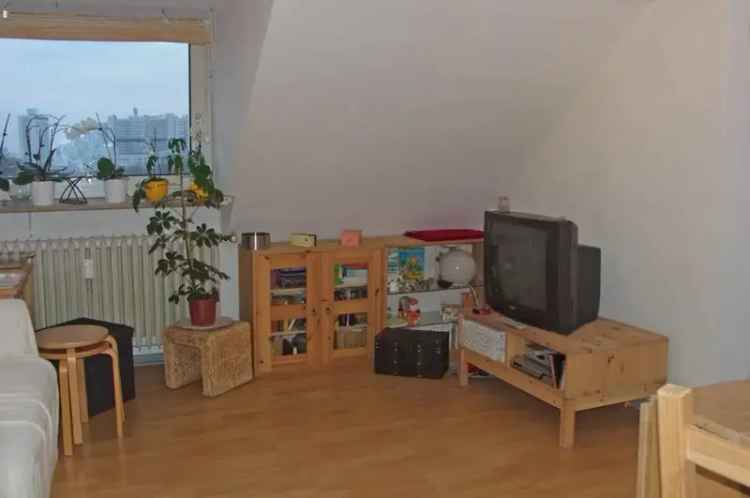Mieten Dachgeschosswohnung in Essen mit Badewanne und Abstellkammer