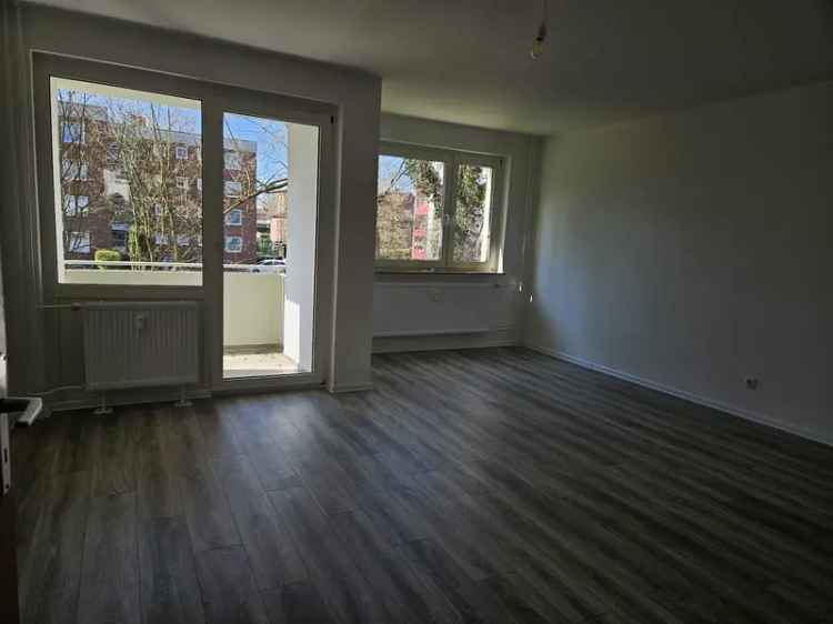 Renovierte 4-Zimmer-Wohnung mit Balkon in Ganderkesee-Mitte: Ideal für Pärchen & Familie !