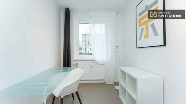 Möbliertes Zimmer in einer Wohngemeinschaft, Treptow-Köpenick, Berlin