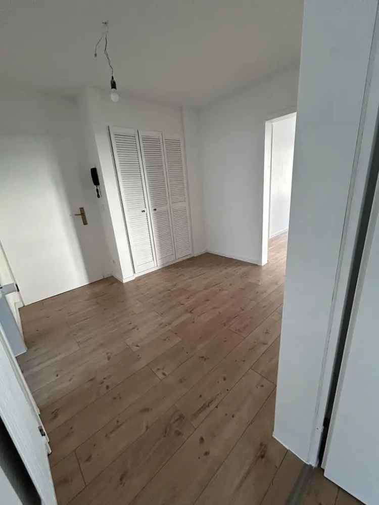 PRIVAT: Erstbezug nach Sanierung EBK/Süd-Balkon: Große helle 2-Zimmer-Wohnung in Langen