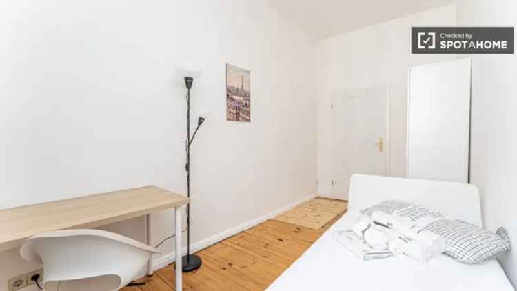 Zimmer zu vermieten in einer Wohnung mit 3 Schlafzimmern in Berlin