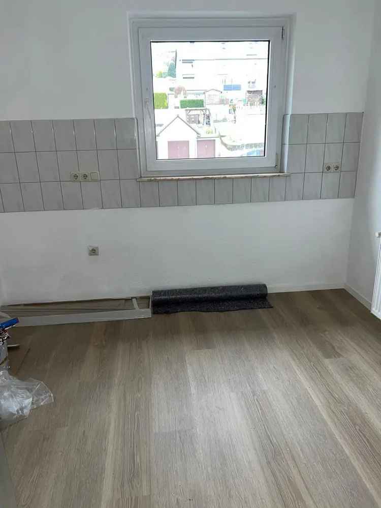 2 Zimmer Wohnung,renoviert,sonnig,warm,Balkon mit Blick ins Grüne,Garage, Lüd.- Nähe Buckesfeld