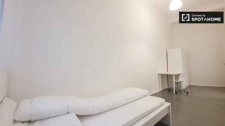 Zimmer zu vermieten in Apartment mit 3 Schlafzimmern in Kreuzberg