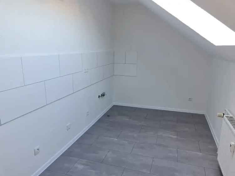 Renovierte 3-Zimmer-Wohnung im Dachgeschoss zu vermieten!