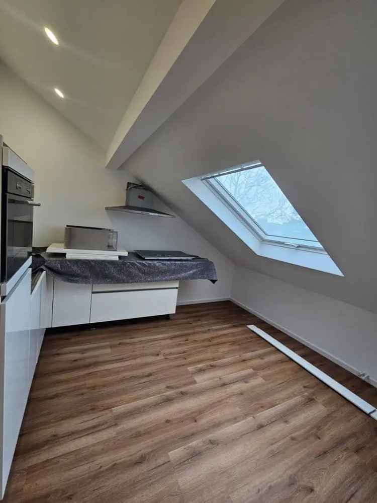 Tolle und helle Dachgeschoss-Wohnung – komplett saniert mit Einbauküche