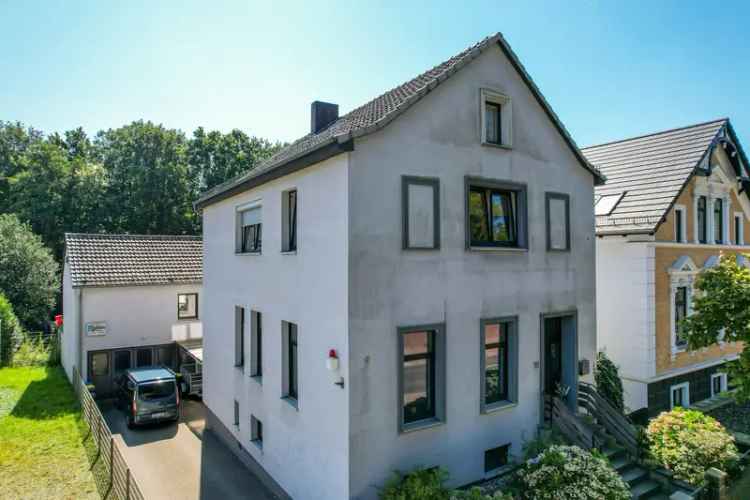 Kapitänshaus mit zwei Wohneinheiten und Ausbaureserve in Vegesack